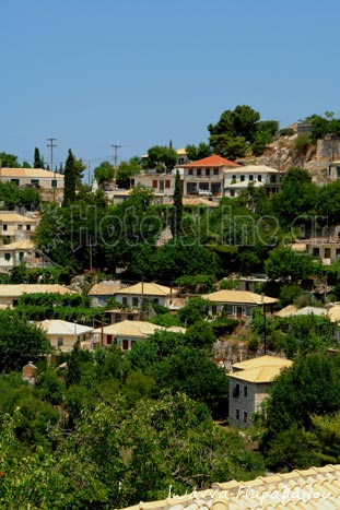 Το ορεινό χωριό Δρυμώνας με πετρόχτιστα σπίτια